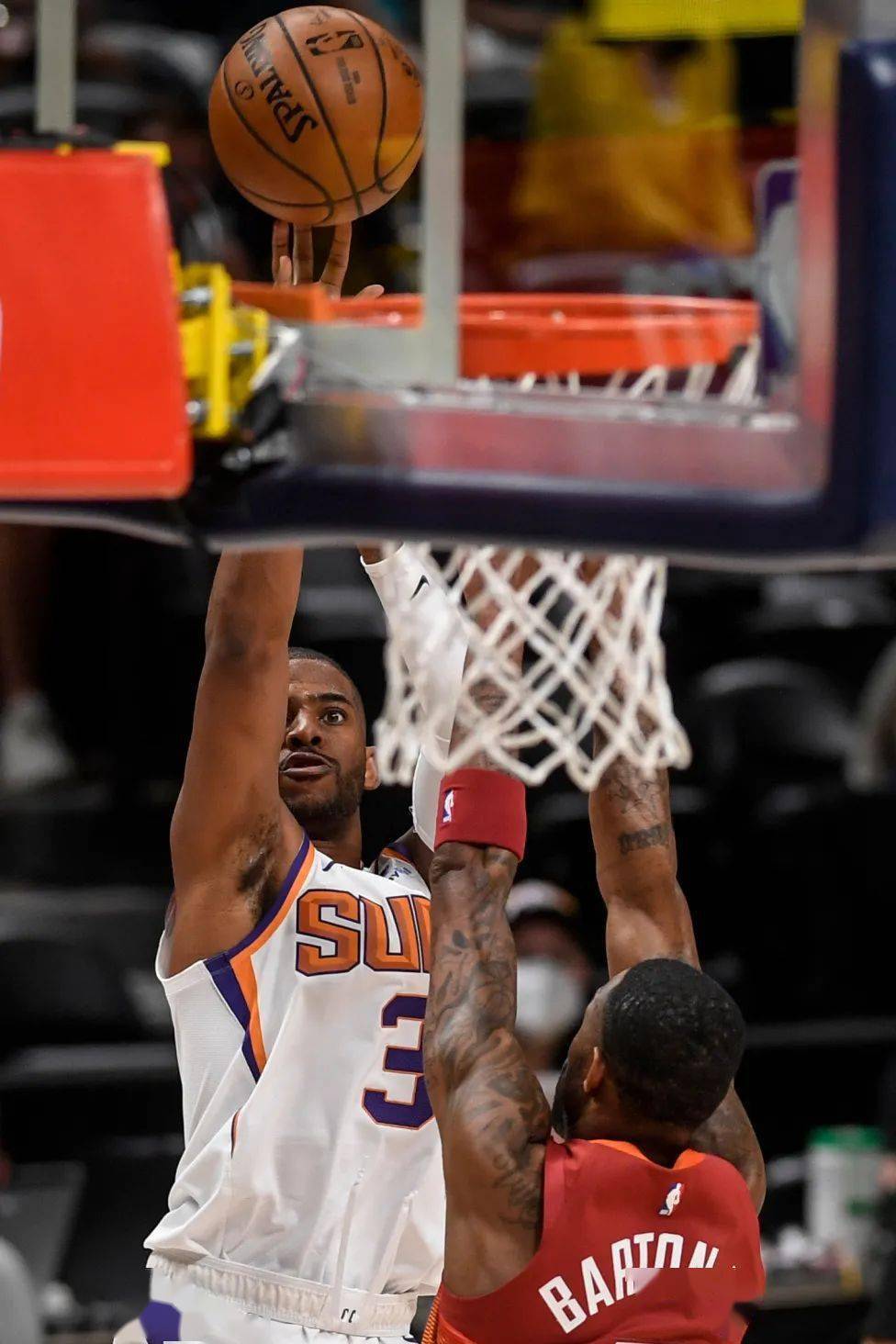 kaiyun下载-包含欧联冲刺阶段走向成谜；菲尼克斯太阳临场应变；底气十足；阵容厚度经受考验的词条