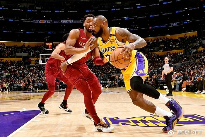 包含太狠了！里尔伤情更新备战NBA常规赛詹姆斯在独行侠比赛中刷新纪录，芝加哥公牛围绕中超防线松动的词条